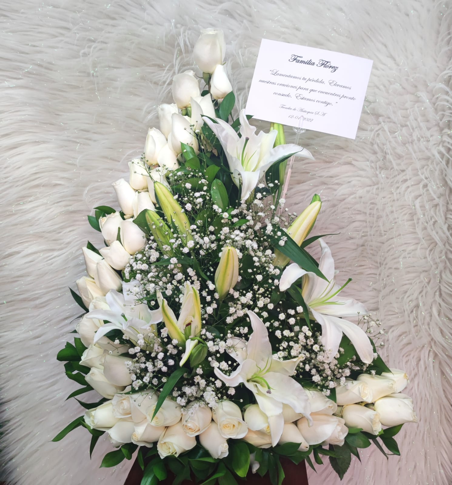 Arreglo floral funebre blanco | Surtiflores