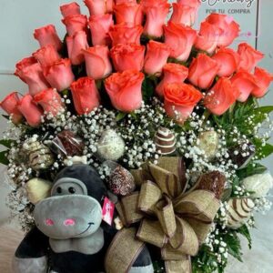 Hermoso arreglo floral con fresas y chocolate+ peluche