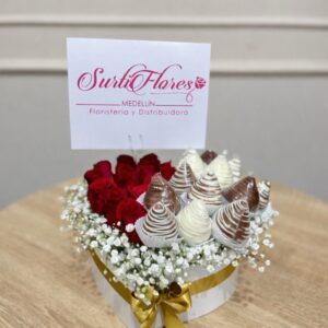 Caja de rosas con fresas con chocolate