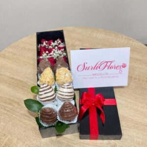 Cajita de rosas con fresas