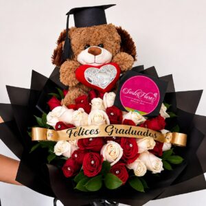 🎓🌹 ¡CELEBRA ESTE GRAN LOGRO CON UN DETALLE INOLVIDABLE! 🌹🎓 Un hermoso ramo de graduación elaborado con rosas rojas y blancas, acompañado de un tierno osito graduado, corazón decorativo y elegante envoltura negra. 🎓🐻❤️ ✨ Incluye mensaje “Felices Graduados” 🌹 Rosas frescas 🎓 Osito con birrete 🎀 Presentación elegante 💐 Un detalle perfecto para sorprender a esa persona especial en uno de sus días más importantes. 📲 Pedidos y domicilios: 310 777 8834 📍 SurtiFlores Medellín – Detalle Ideal 💖 Haz que su graduación sea aún más especial con flores.