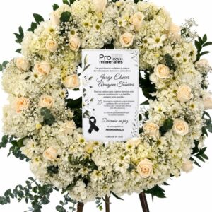 CORONA CON ROSAS BLANCAS Y EUCALIPTO
