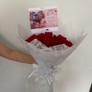 RAMO DE ROSAS CON TARJETA PERSONALIZADA