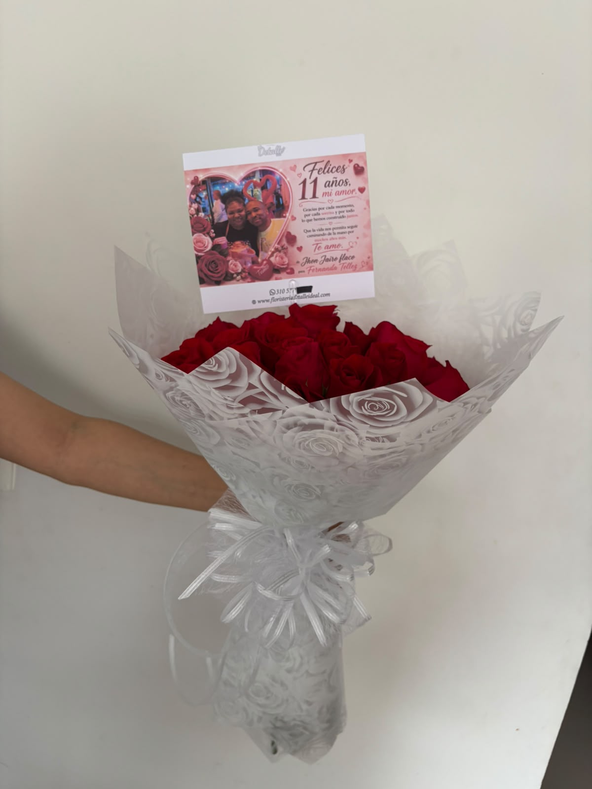 RAMO DE ROSAS CON TARJETA PERSONALIZADA